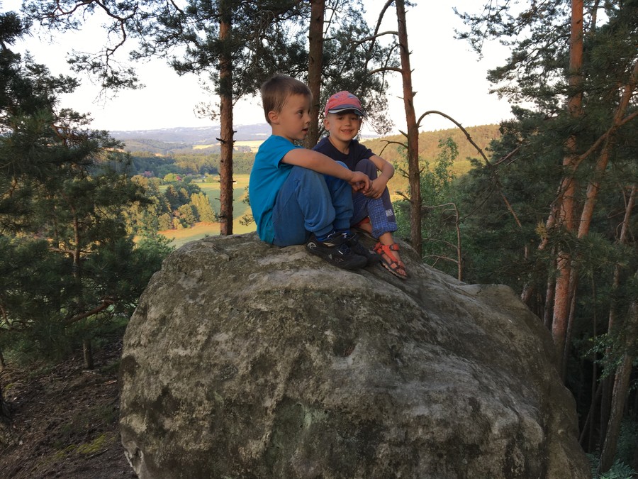 Vycházka za chalupu první večer po příjezdu