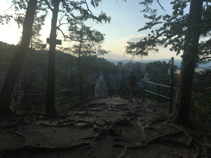 Stmívá se, děti spí, jedem s Márou na pivo