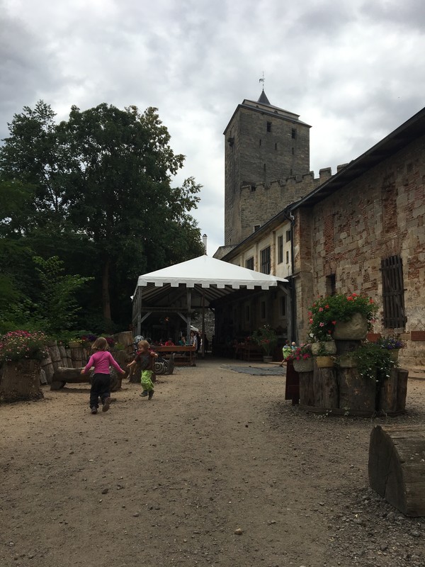 Kluci s mamkama jsou na prohlídce, holky lumpačí