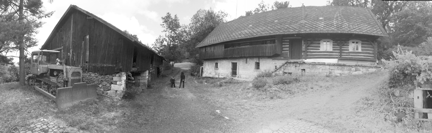 Pod Kozákovem kupujeme u místního podivína kamínky na památku