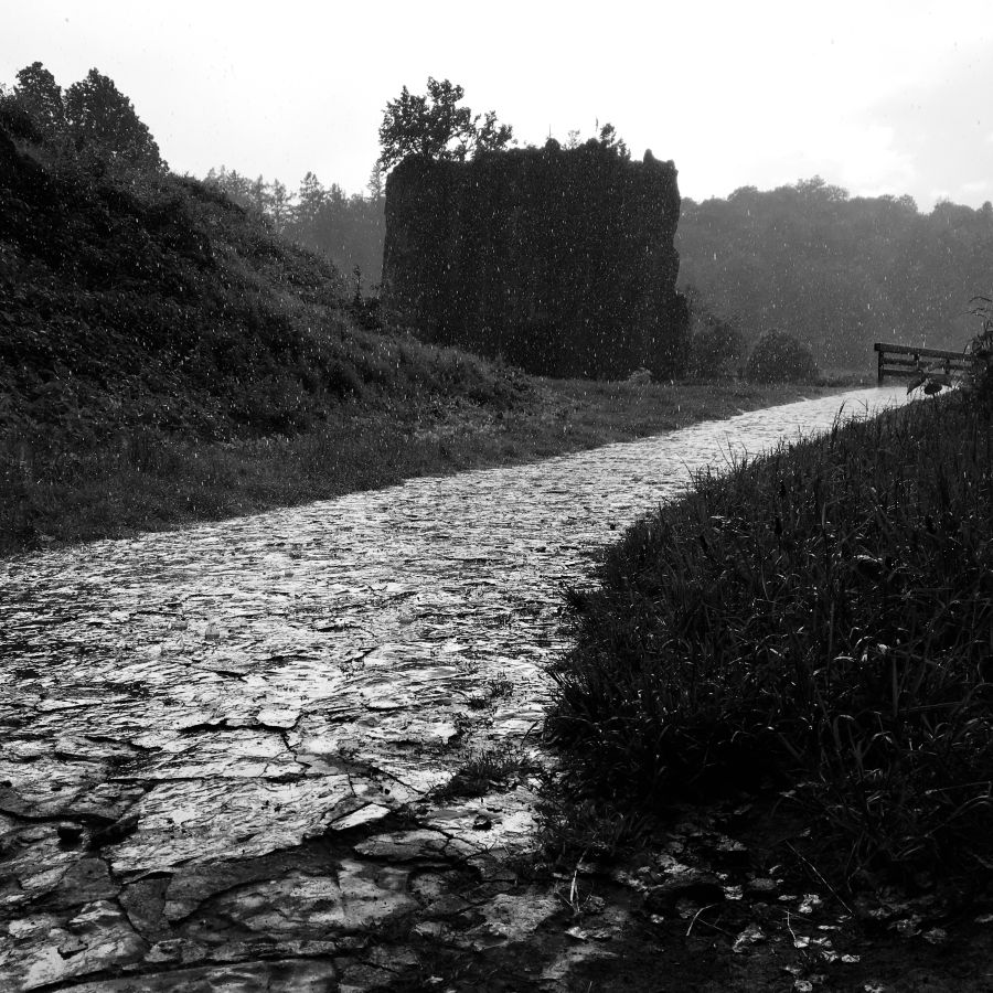 Lije, bouří, jdeme do jeskyně