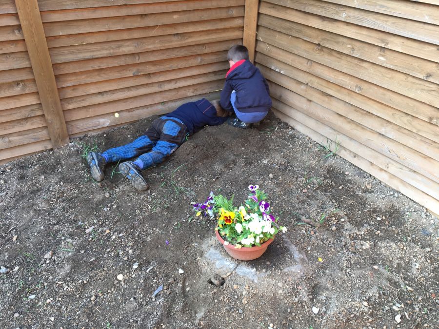 ... kopání pokladu, díra jak Brno