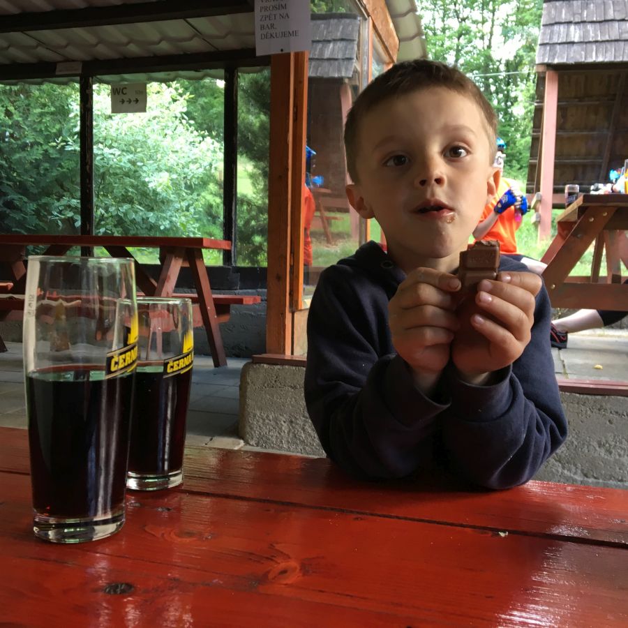 Chipsy, kofola, Milka, náš oběd