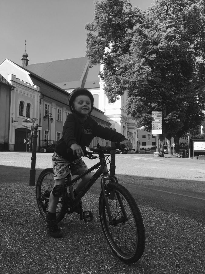 Na náměstí v Lomnici, teď už jen z kopce až k autu