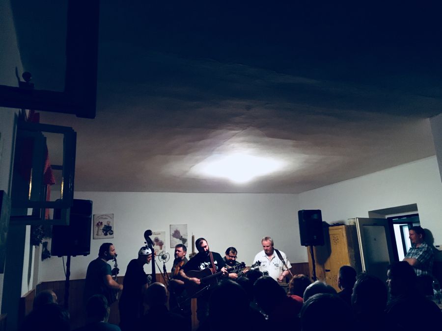 Hraje Dřevěná tráva