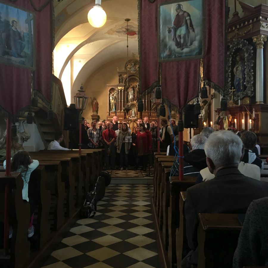 Závěrečný sbor složený ze všech kapel