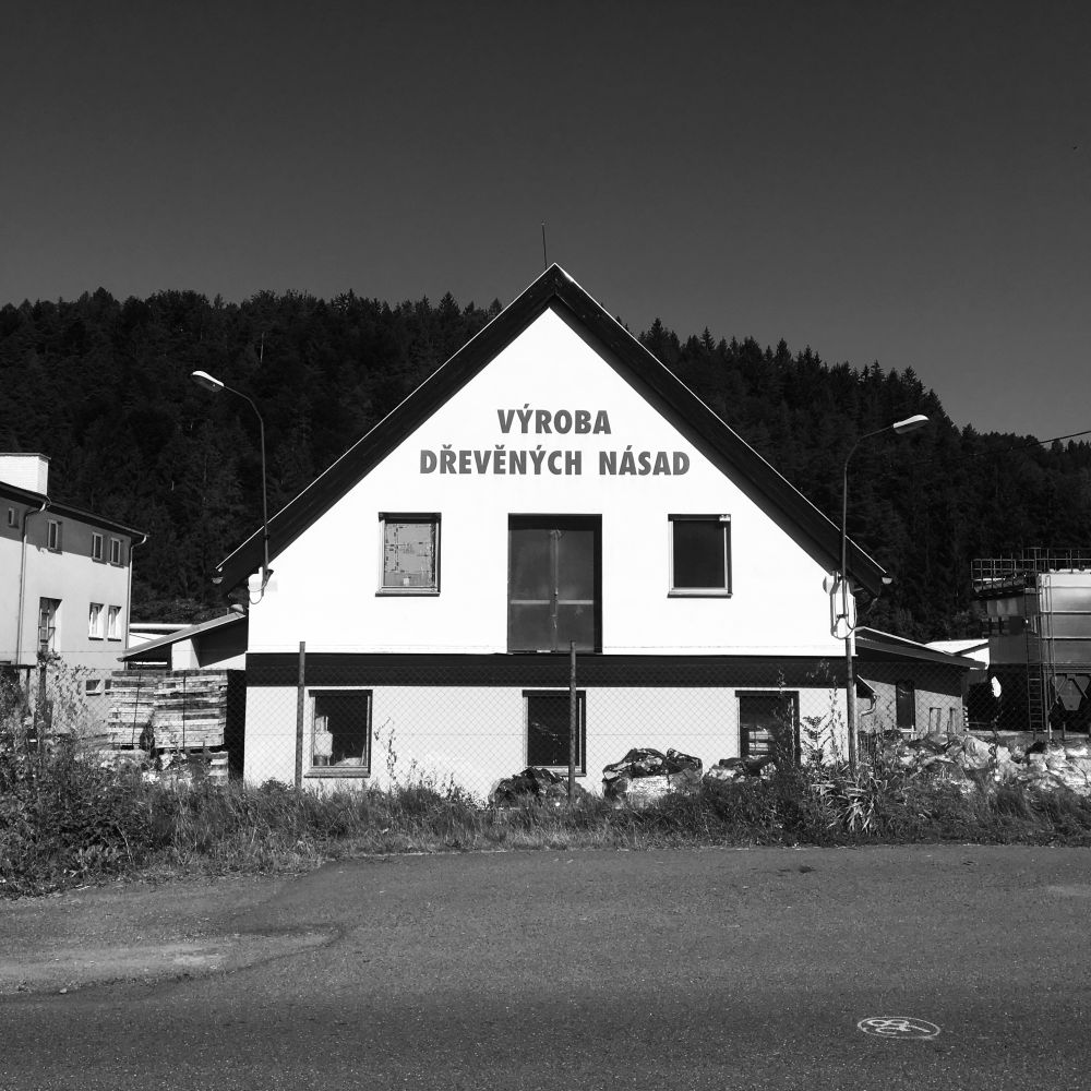 Fabrička dole v údolí