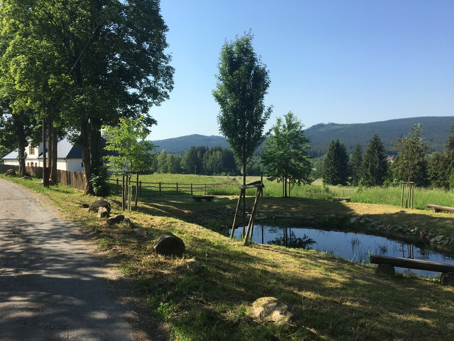 Tam vzadu na těch hřebenech jsem před chvilkou byl