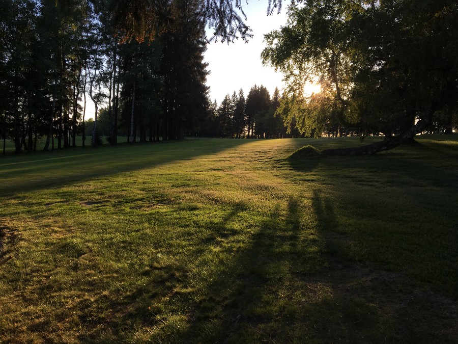 Běžím přes golfové hřiště a hledám zatoulané míčky