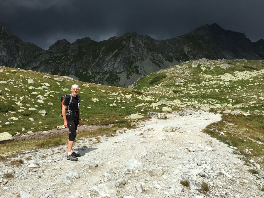 Další den. Má zase pršet, tak jdeme na Koprovský štít. To černo vzadu ...