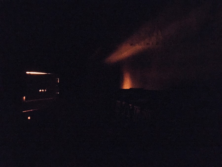 Děti usínají, v chalupě je ticho, teplo ... pozoruju kresby ohně na zdech