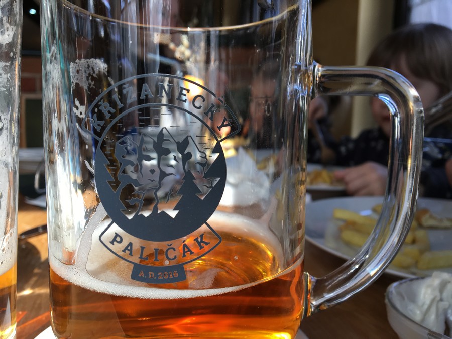 V hospůdce za řekou