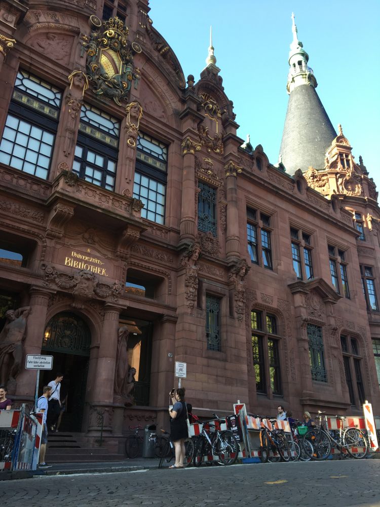 Běžím kolem univerzitní knihovny