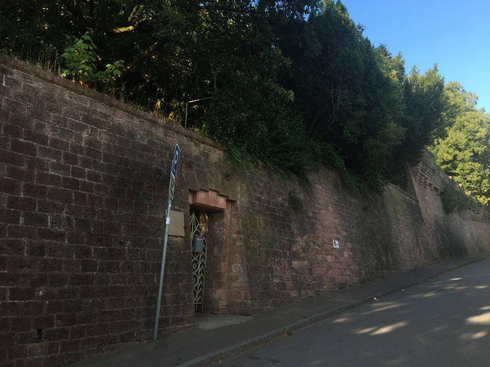 Za zdí institut teoretické fyziky, chodil tudy Albert?