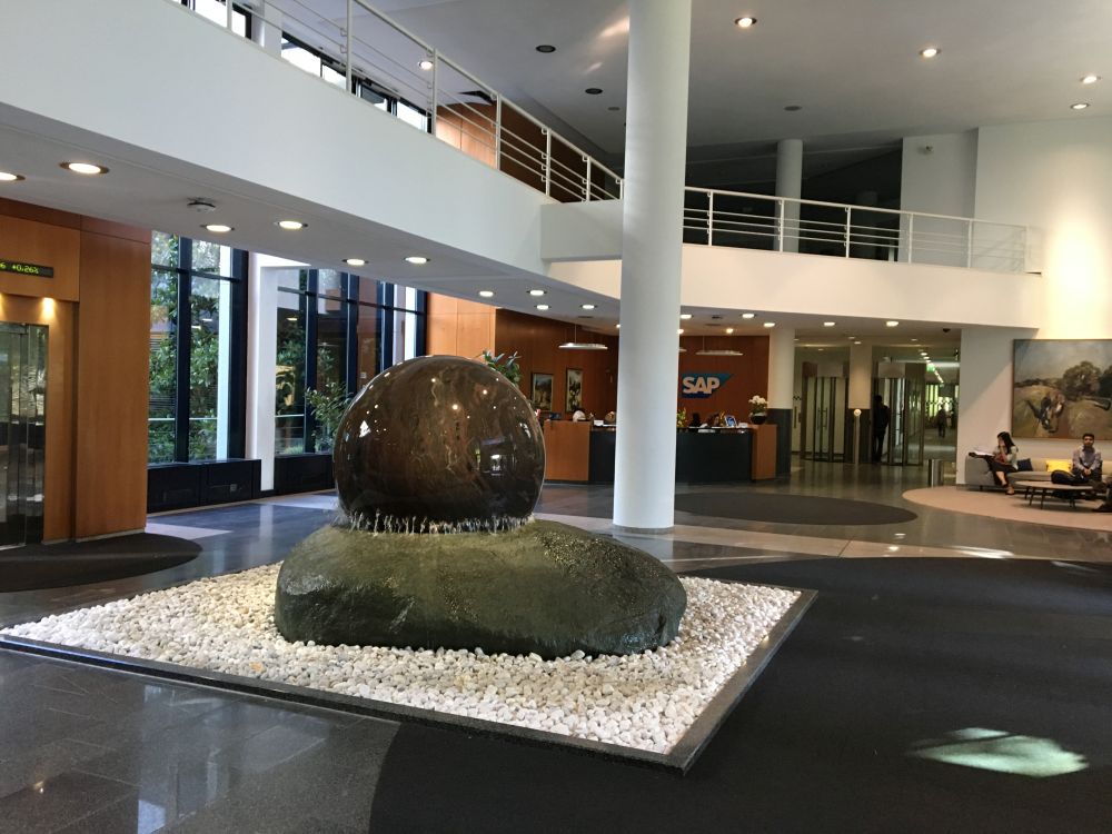 Čtyřtunová koule v hlavním vstupu, podařilo se mi změnit směr otáčení, plave na vodě