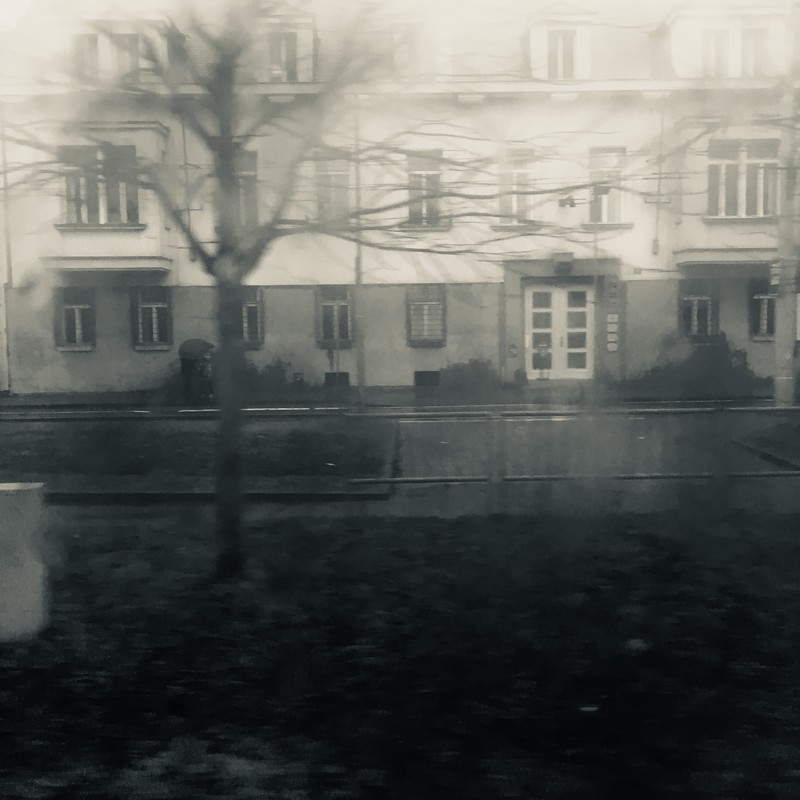 Zachmuřené město přes okno šaliny