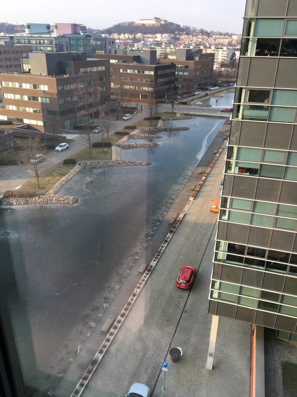 Pohled od stolu v práci - na jezírkách se bruslí