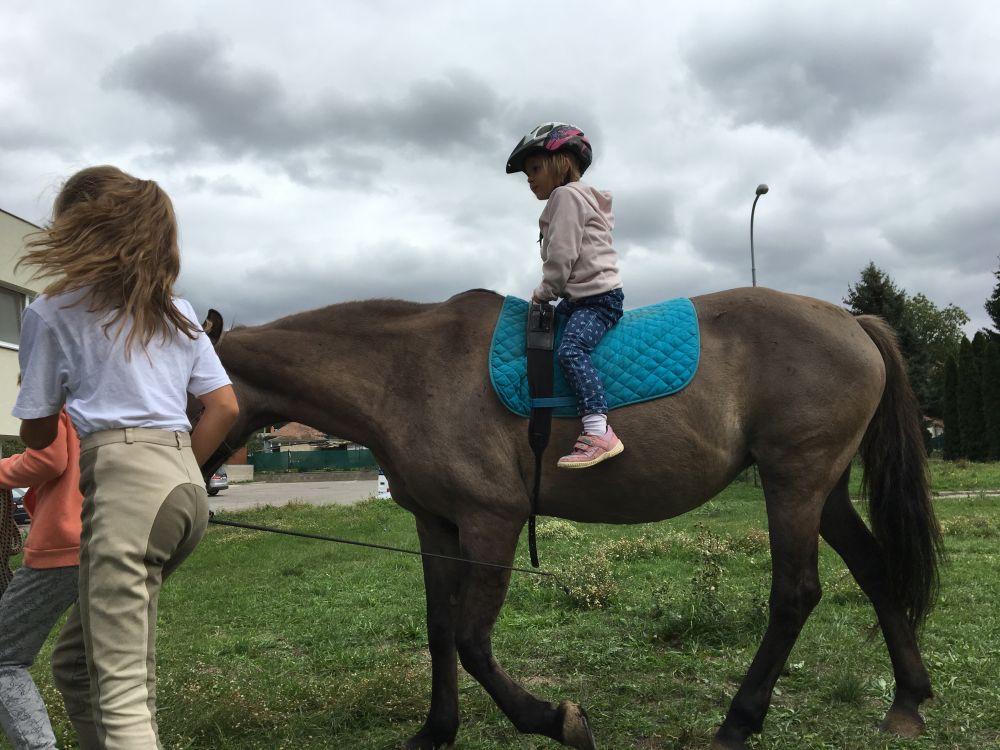 Adélka na koni, to jsme ještě u nás v Komíně