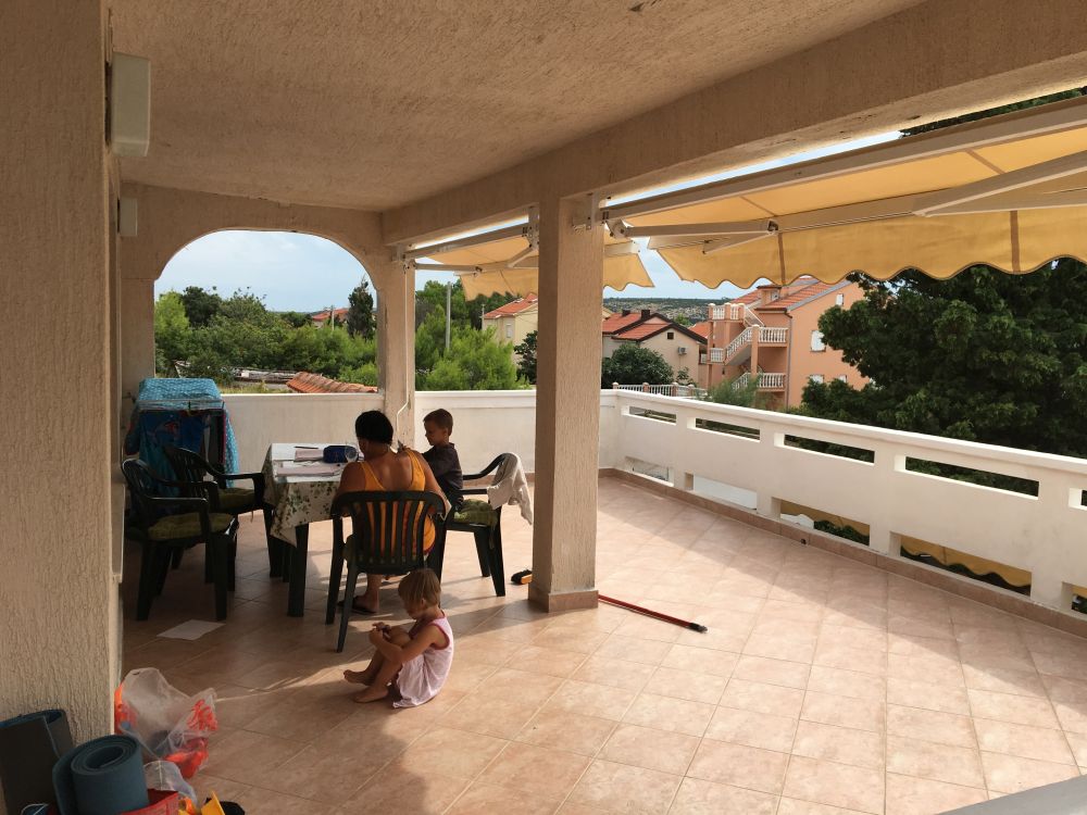 Na terase našeho domku