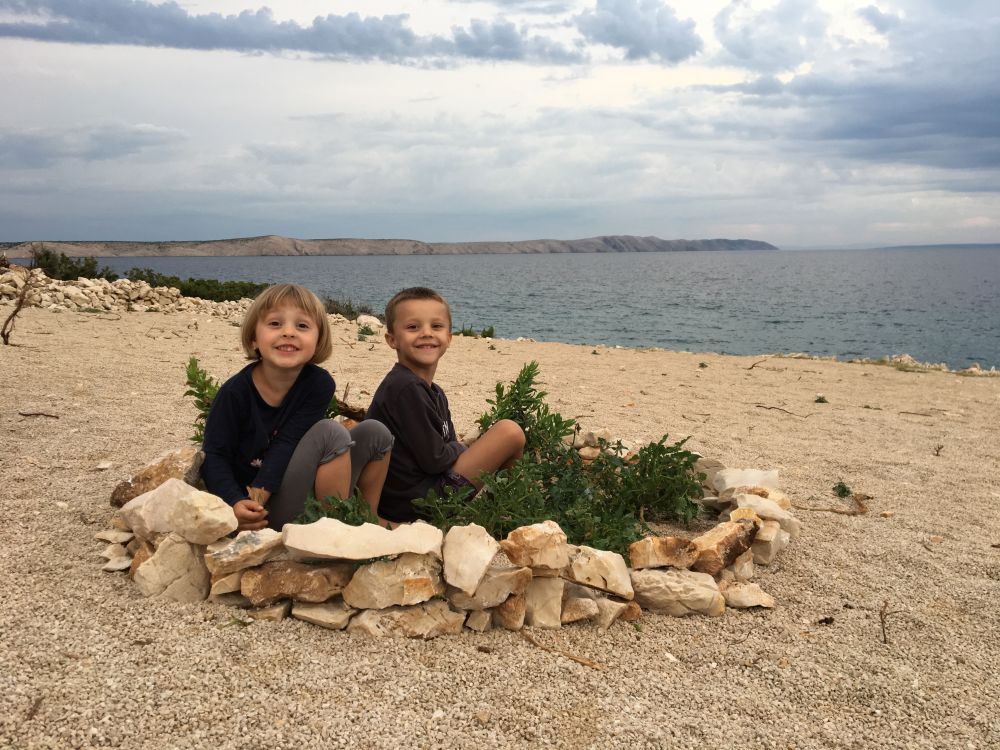 Hotovo - ohrádka pro šneky s lesem, jídlem a bránou