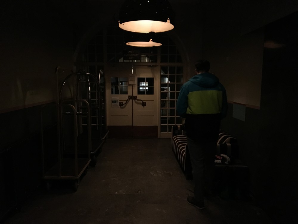 Tady jsme s Tomem po večerech posedávali a popíjeli. Než nás hotelový personál vyhmátl.