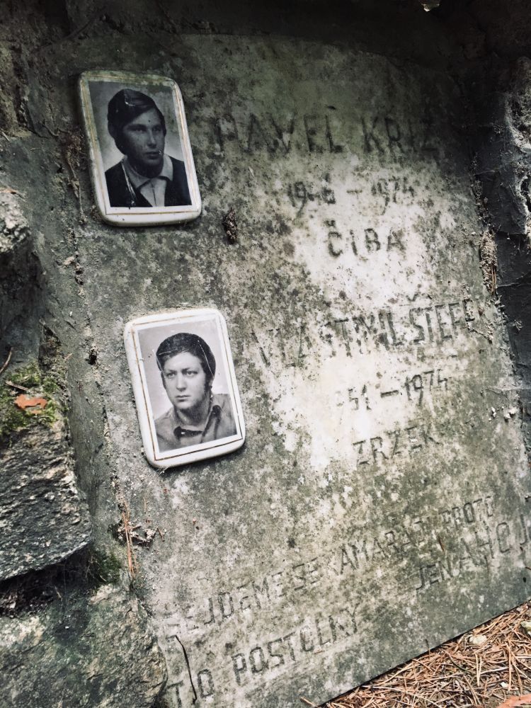 Pomníček trempům? Našli jsme ho v lese.