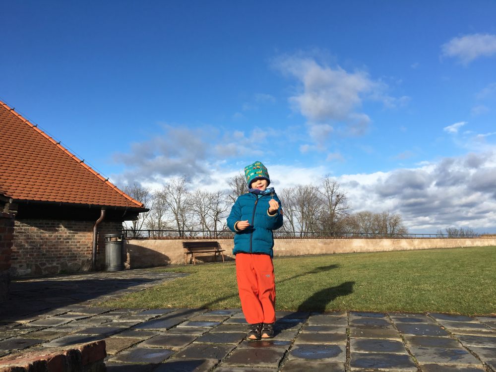 Pro známky na Špilberk. Mates dostal malý meč.