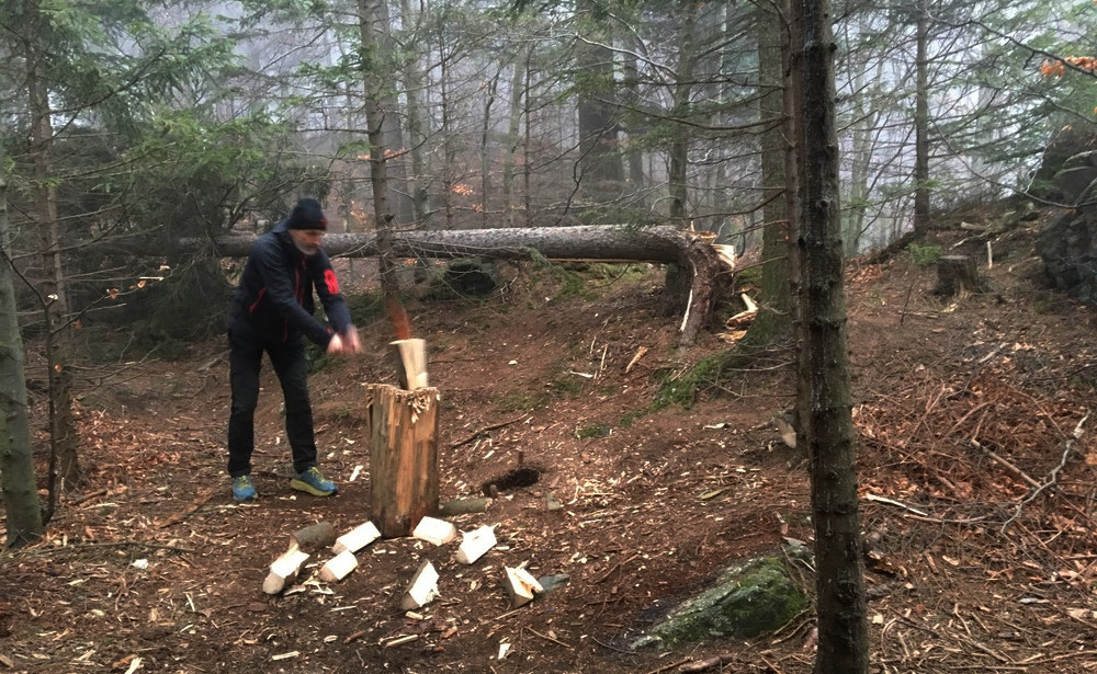 Nařezali a nasekali jsme toho mnohem více než jsme spálili