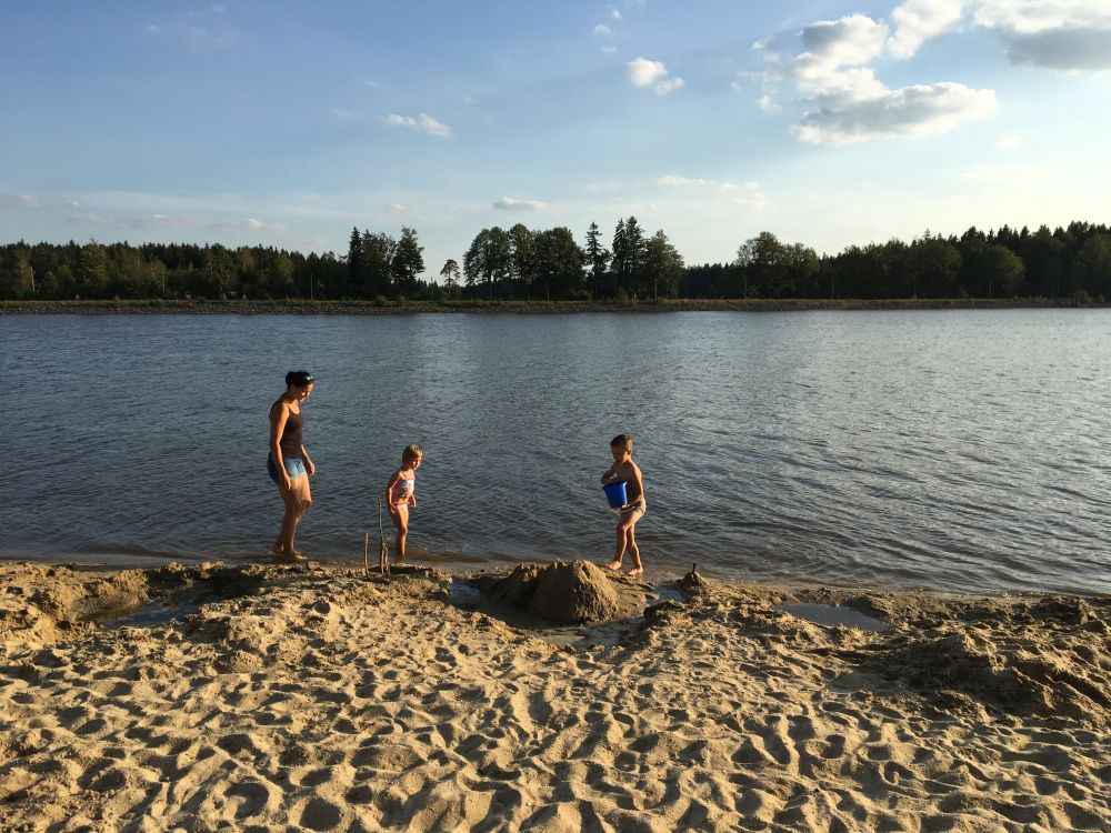 Písečná pláž naproti kempu