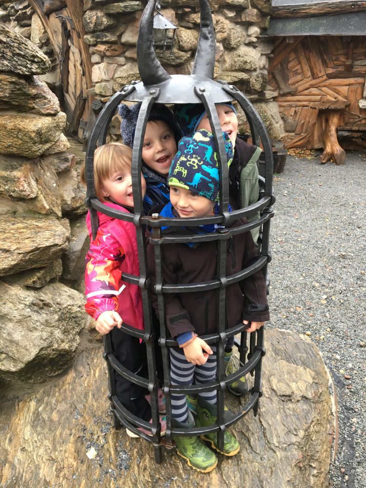 Zatím legrace, za pár sekund ale Adélce skříply ty dvířka prst