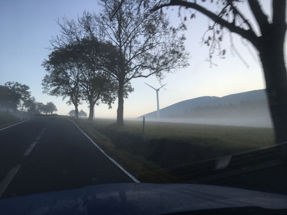 Hlavní hřeben leze z mlhy