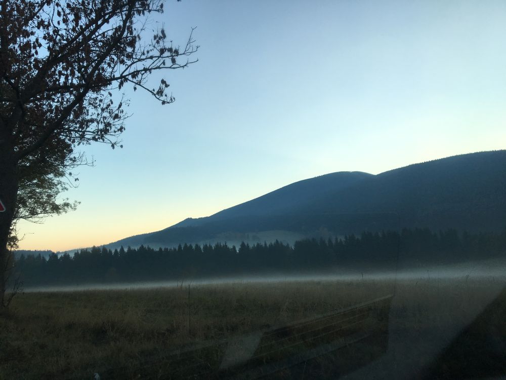 Obří skály na obzoru