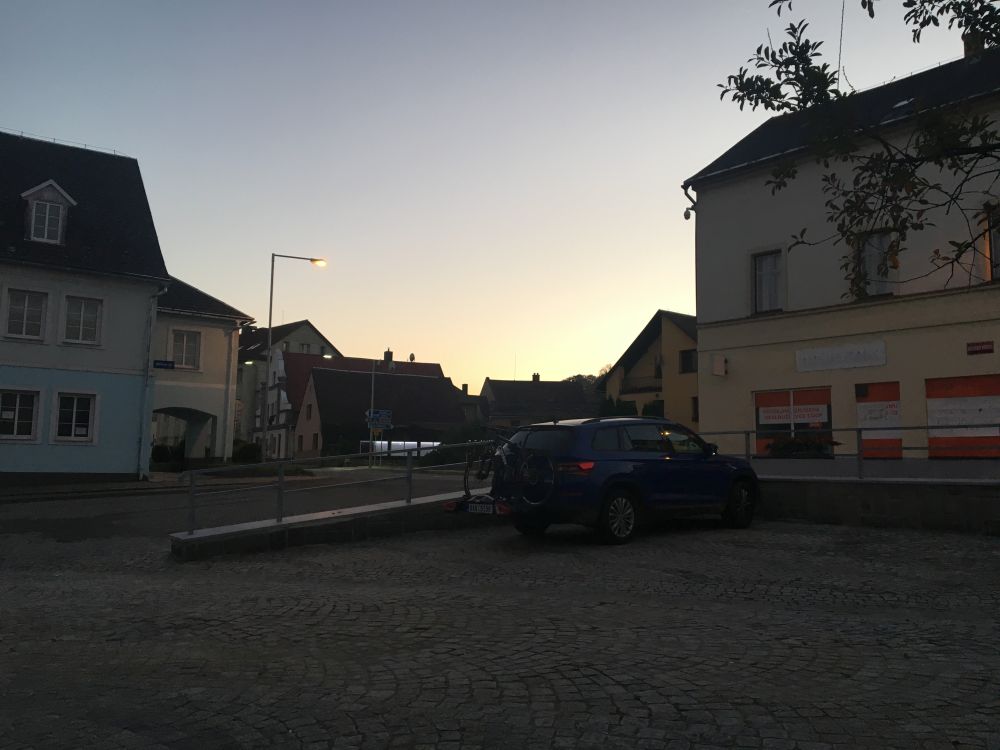 Večeřím na kašně v Žulové a chystám se na cestu zpátky do Brna