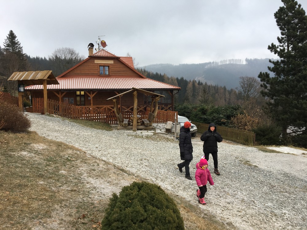 Odcházíme z vytopené chalupy na Kemenitém