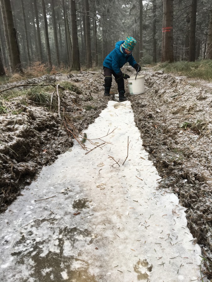 Nález starého kýble nás neuvěřitelně zdržel, Matýsek ho musel nejdříve naplnit ledem, který jsem pak musel táhnout půl kilometru