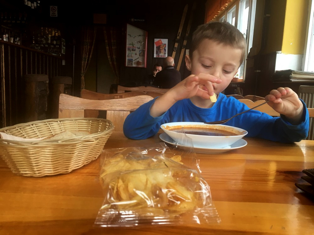 Zasloužená odměna (chipsy a gulášová polívka) v turistické chatě