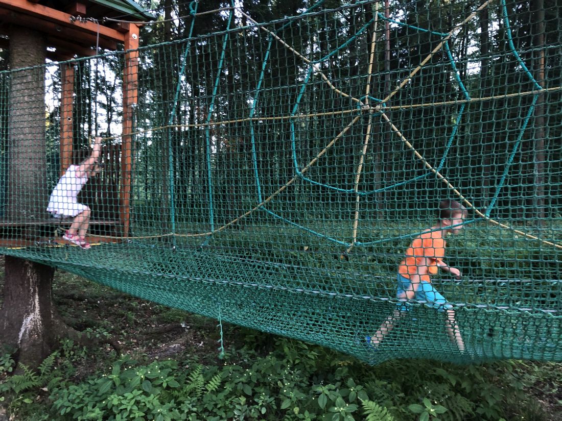 A odpoledne přejezd do Třince. Večer jsme zašli do lesoparku na minigolf.