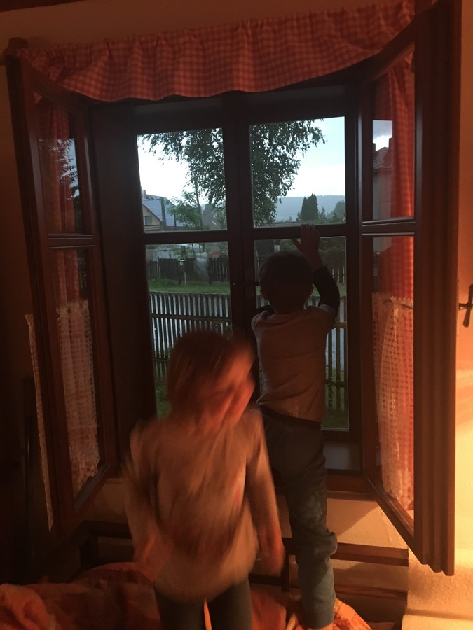 Venku je škaredě, lumpačíme v chalupě