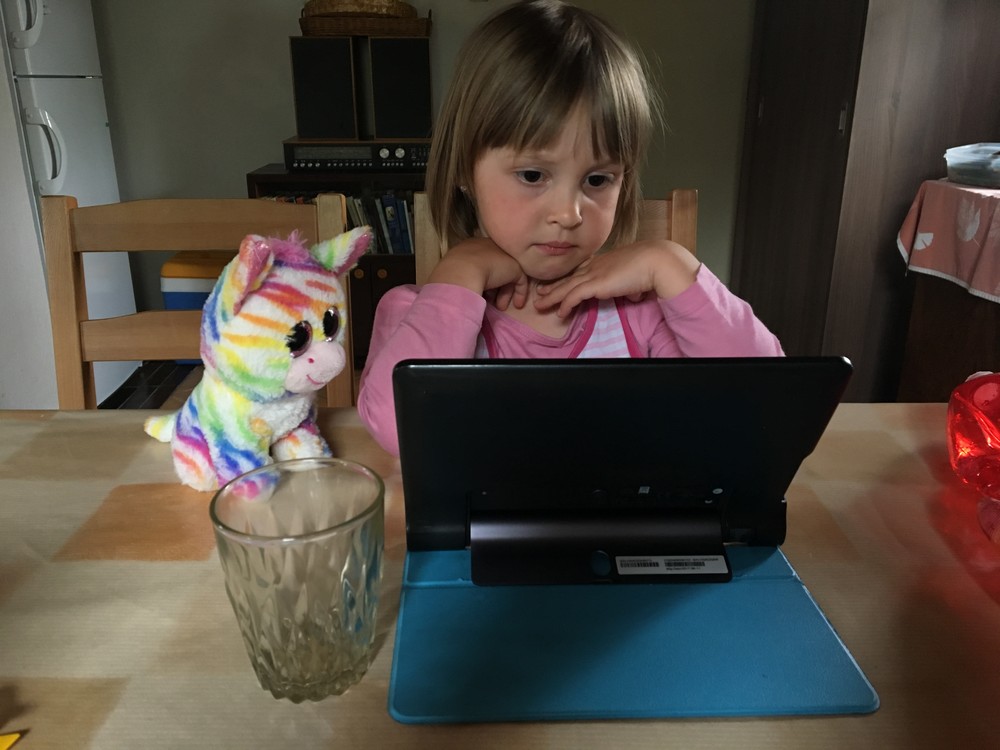 Adélka s kámoškou Duhou