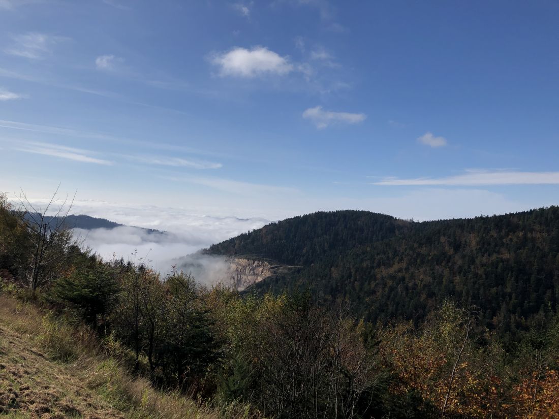 Pohled do údolí, za kterým je Francie