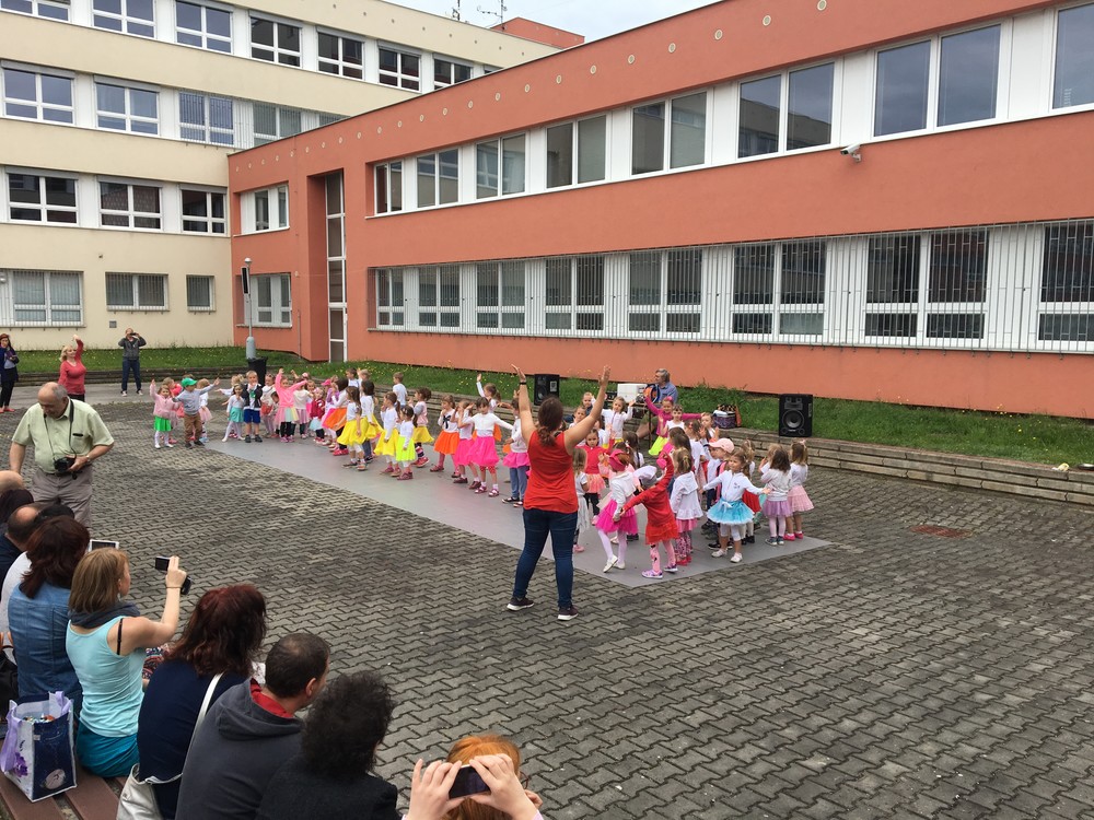 Tanečky, Adélka má růžové legíny