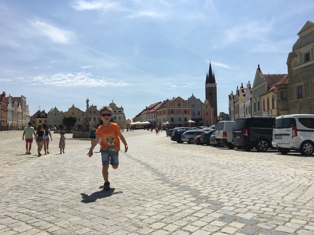 Náměstí, oba plní sil