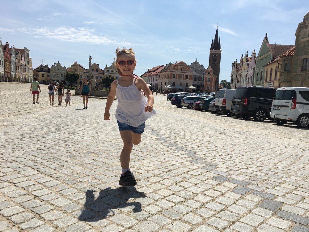 Náměstí, oba plní sil