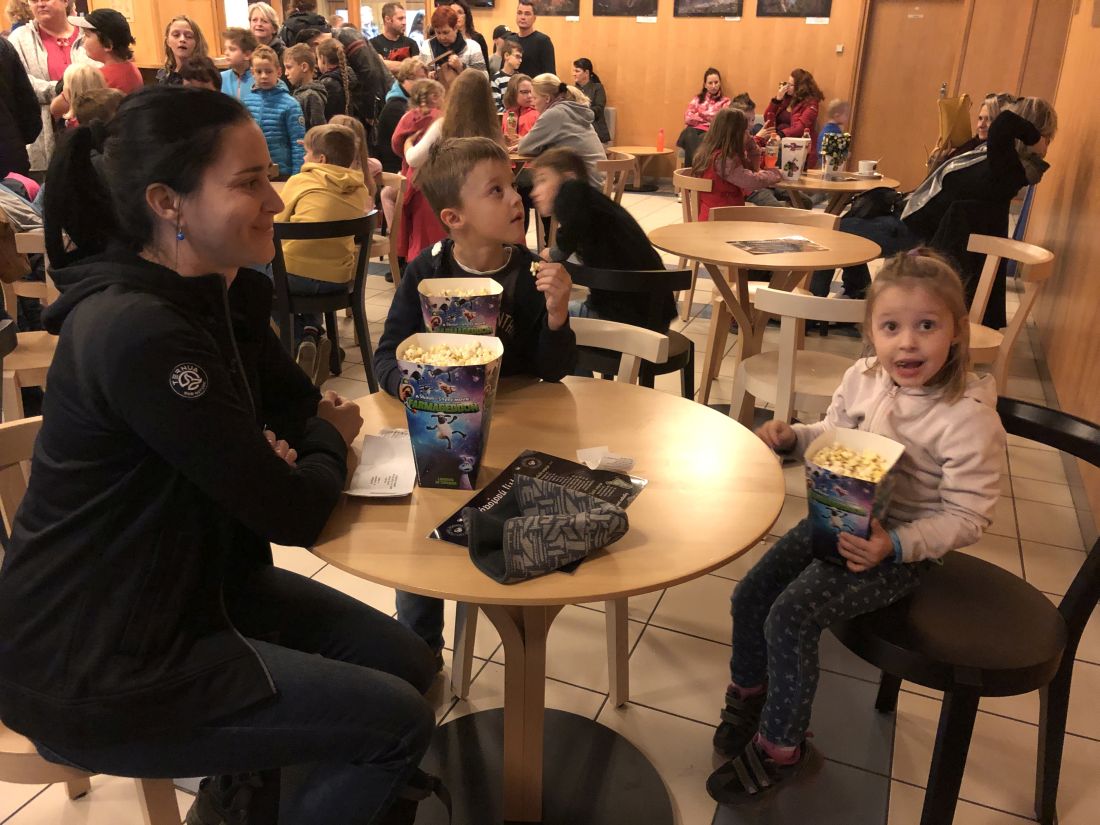 Největší popcorn - spokojené děti. V kině ve Frýdku.