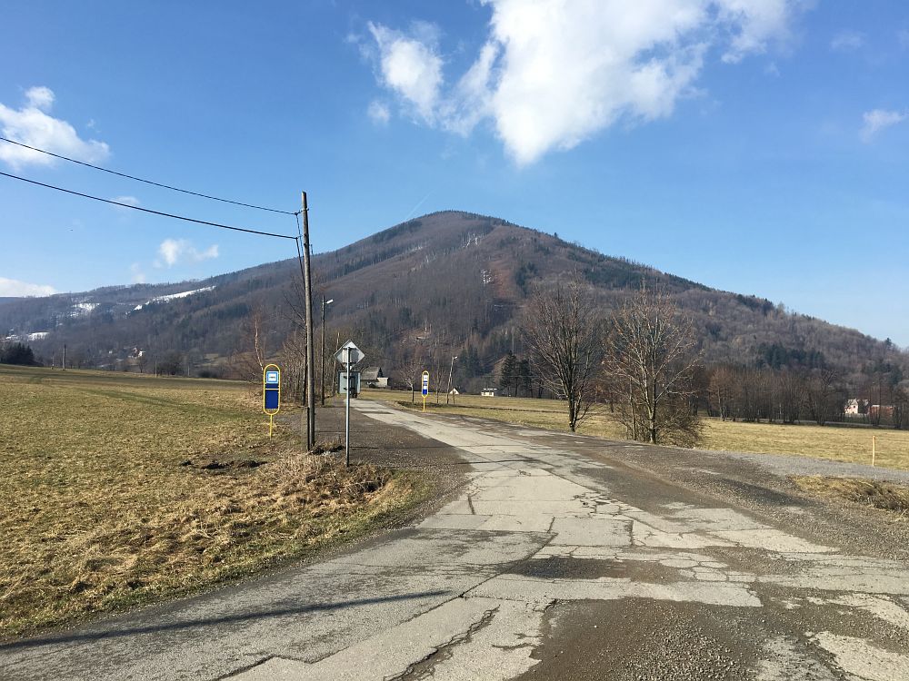 Před chvílí jsem byl nahoře. Tady dole po sněhu ani památky.