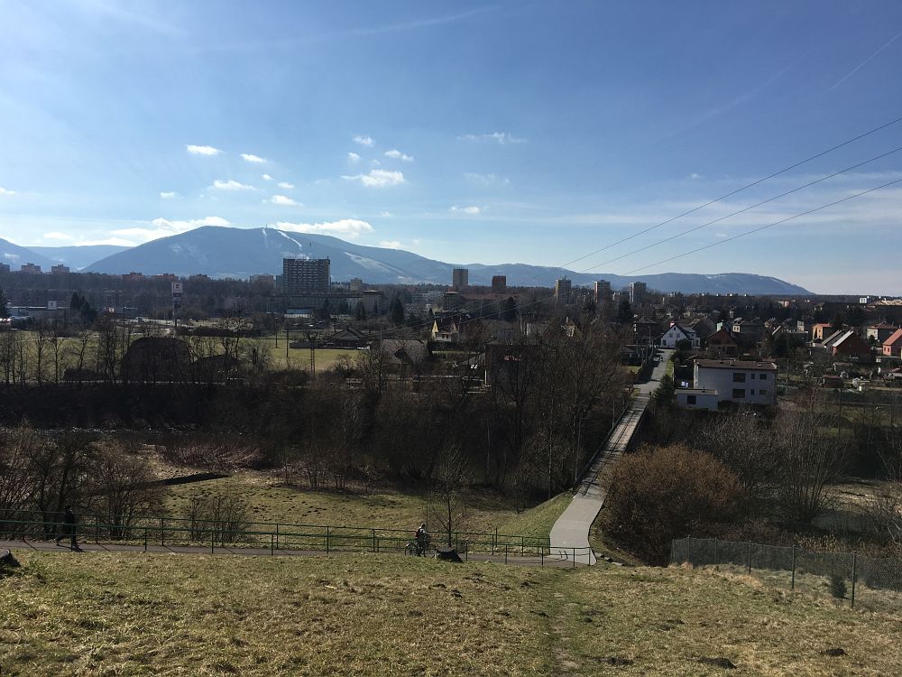 Sjezd do Třince od nemocnice. Vzadu Javorový