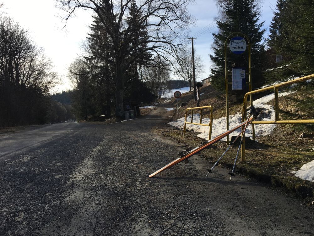 V Karlově čekám na bus