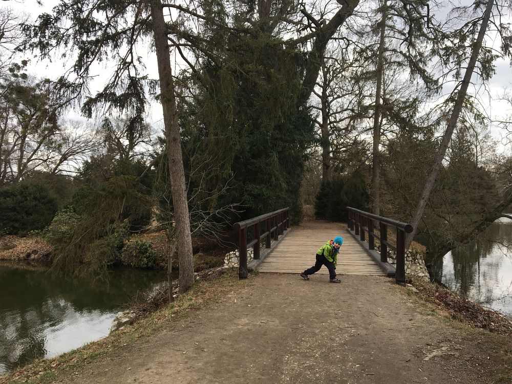 Křížek na cestě znamená STOP