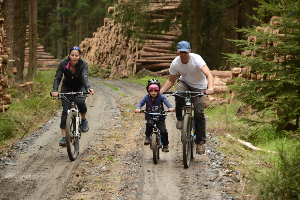 A je tu výlet na kolech, Adélka se statečně vypořádala s bahnem i kameny