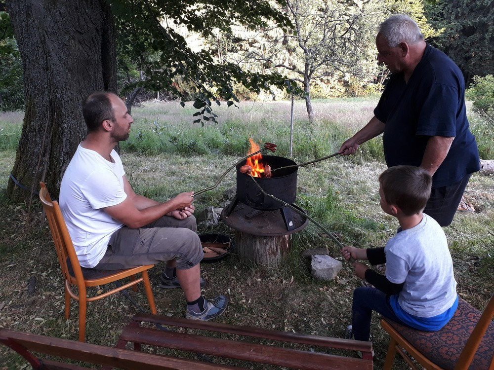 Tři generace u kotlíku